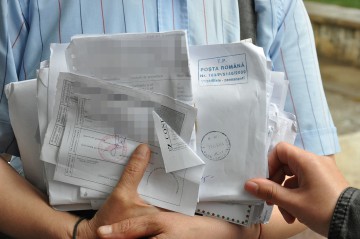 Asiguraţii care nu au primit cardurile de sănătate prin poştă le pot ridica de la medicii de familie